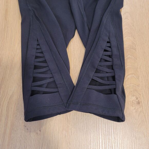 CLEARANCE Athleta Womens 'Mind Over Matter' Capri Leggings SZ Medium Crisscross - Picture 6 of 14